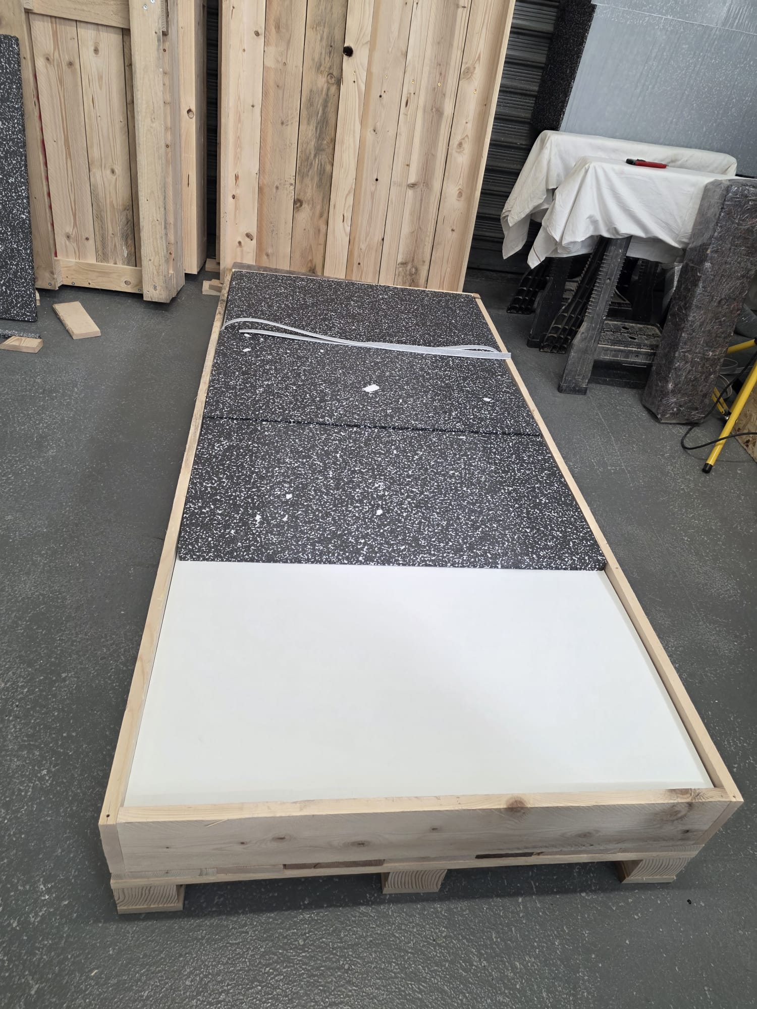 TAVOLO IN LEGNO MASSELO "CEDRO DEL LIBANO" CON INSERTI IN RESINA EPOSSIDICA 